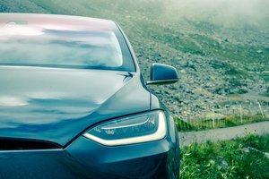 Didžiausias „Tesla“ fanas yra pasiruošęs žlugti su savo mylima kompanija – jau turi akcijų už 4,6 milijardus dolerių