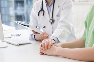 Kodėl vieni žmonės COVID-19 liga serga sunkiai, o kiti lengvai?