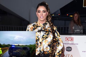 Neblaivi bei teisės vairuoti neturinti Katie Price nesuvaldė savo BMW ir apvirto