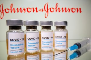 Mirus jaunai moteriai Slovėnija laikinai sustabdė skiepijimą „Johnson & Johnson“ vakcina