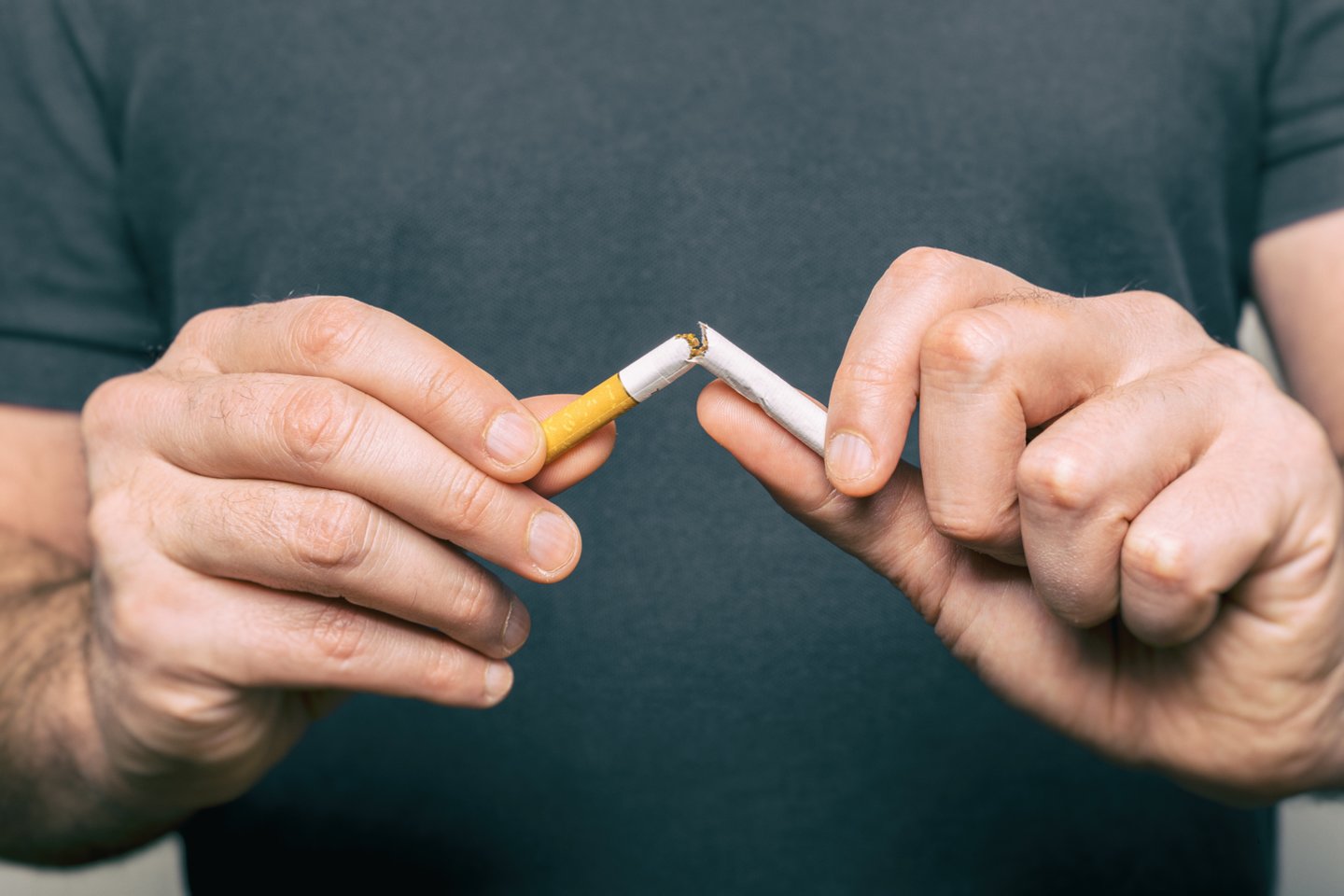 Rūkantys žmonės iki 80 proc. dažniau COVID-19 suserga taip sunkiai, jog jiems prireikia gydymo ligoninėje.<br>123rf asociatyvi nuotr.