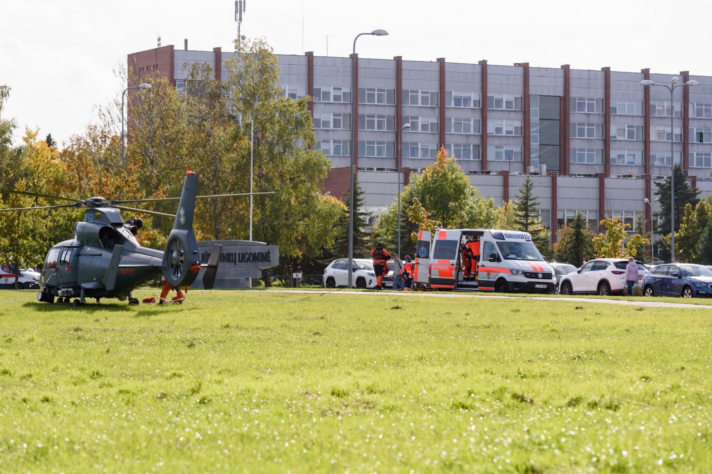  Medikai prie ligoninės jau laukė sraigtasparnio.<br> A.Kubaičio nuotr.