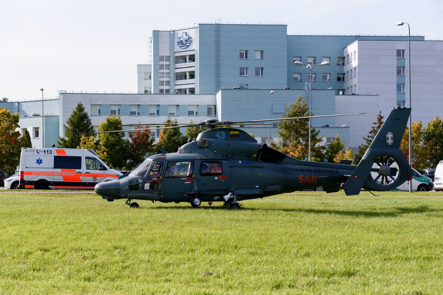Sraigtasparnis  nusileido prie Jūrininkų ligoninės.<br> A.Kubaičio nuotr.