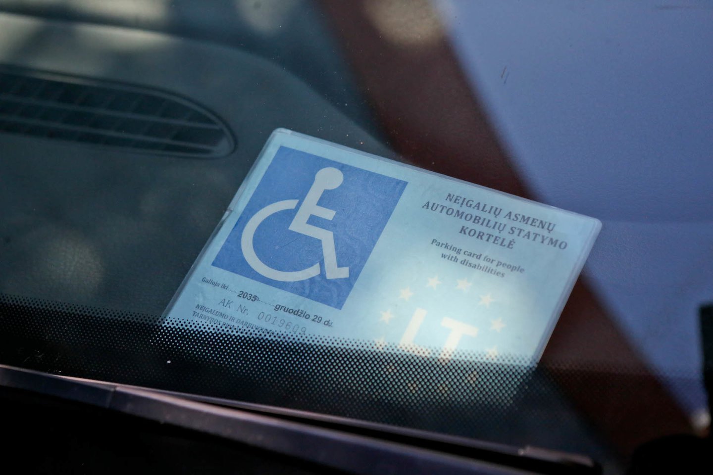 „Neįgalių asmenų automobilių statymo kortelės negausite“, – tokį atsakymą išgirdo onkologine liga sergantis vilnietis Vytautas.<br>G.Bitvinsko nuotr.