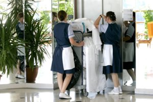 Lietuvos rinkos grimasos: darbdaviams lengviau atsivežti jaunų darbininkų nei priimti vyresnius savus