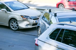 Įdomios tendencijos: per eismo įvykį moterys dažniau renkasi skambinti antrajai pusei nei pagalbos numeriu