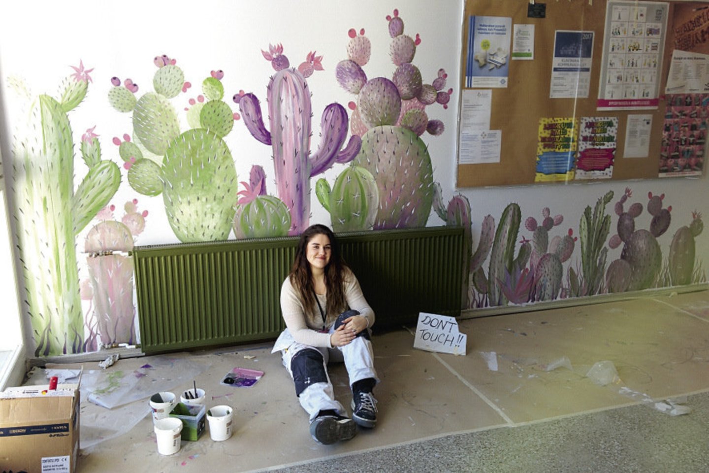 Kai Aušrinė vienos Suomijos mokyklos sienas ištapė kaktusais, sulaukė įsimintino pagyrimo: „Tu sukūrei daugiau nei meno kūrinį. Tu atnešei saulę į mūsų mokyklą.“<br>Nuotr. iš asmeninio albumo