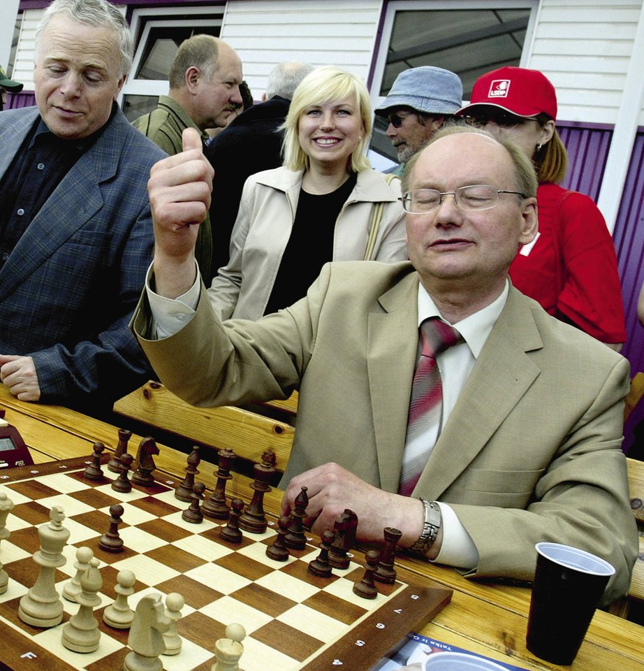 Šachmatai – vienas didžiausių Č. Juršėno pomėgių, kuriam laiko randa beveik kasdien.<br>LR archyvo nuotr.