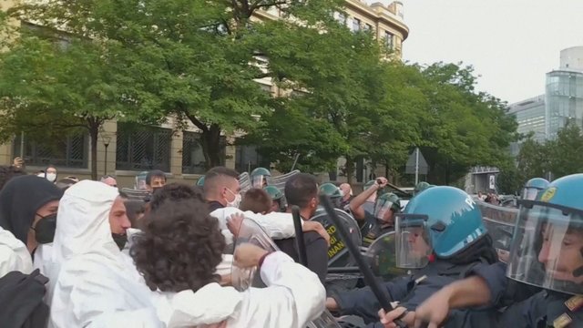 Milane per demonstraciją aplinkosaugos aktyvistai susirėmė su riaušių policija: buvo sutrikdytas eismas