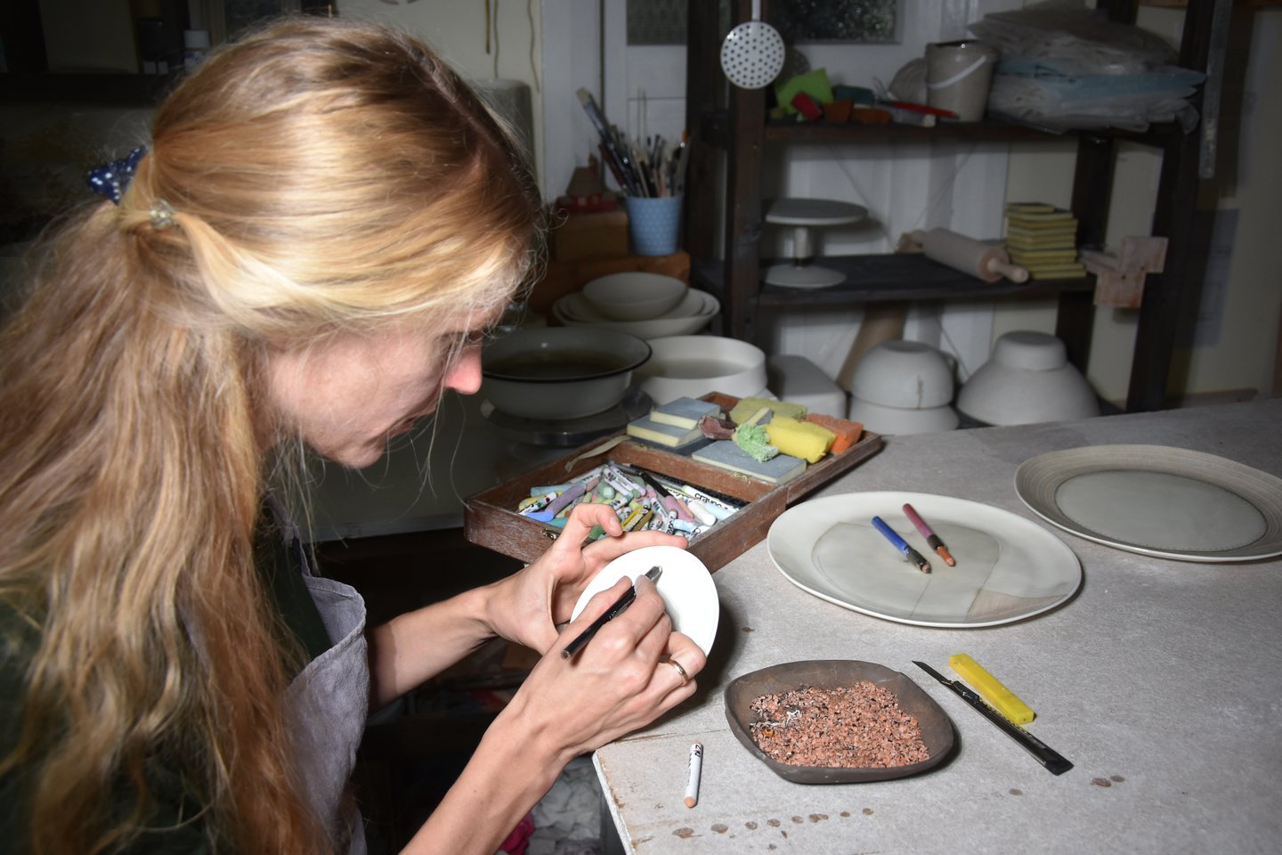 Kristina ant keramikos gaminių ji dažnai piešia pastele bei aštriai nusmailintais pieštukais.<br>A.Srėbalienės nuotr.
