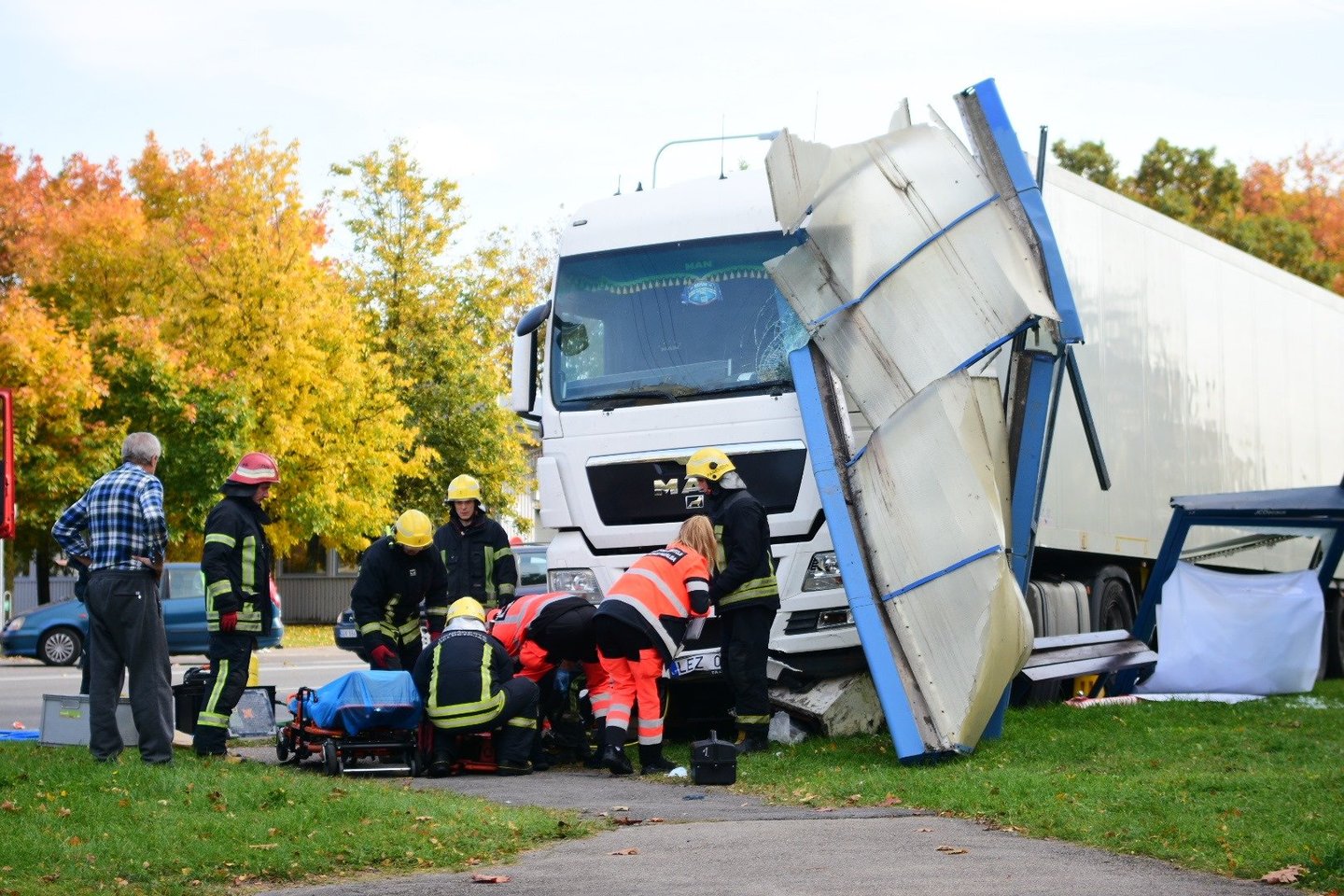  Panevėžyje sunkvežimis įskriejo į viešojo transporto stotelę – nukentėjo du vaikai.<br> R.Ančerevičiaus/jp.lt nuotr.