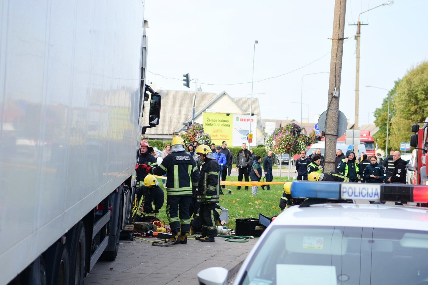  Panevėžyje sunkvežimis įskriejo į viešojo transporto stotelę – nukentėjo du vaikai.<br> R.Ančerevičiaus/jp.lt nuotr.