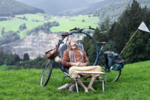 Šis dviratis turi apvalų rėmą, kuriame gali būti sulankstoma kėdė-lova: jau įveikė 1000 km ir paaiškino, kam reikia tokio išradimo