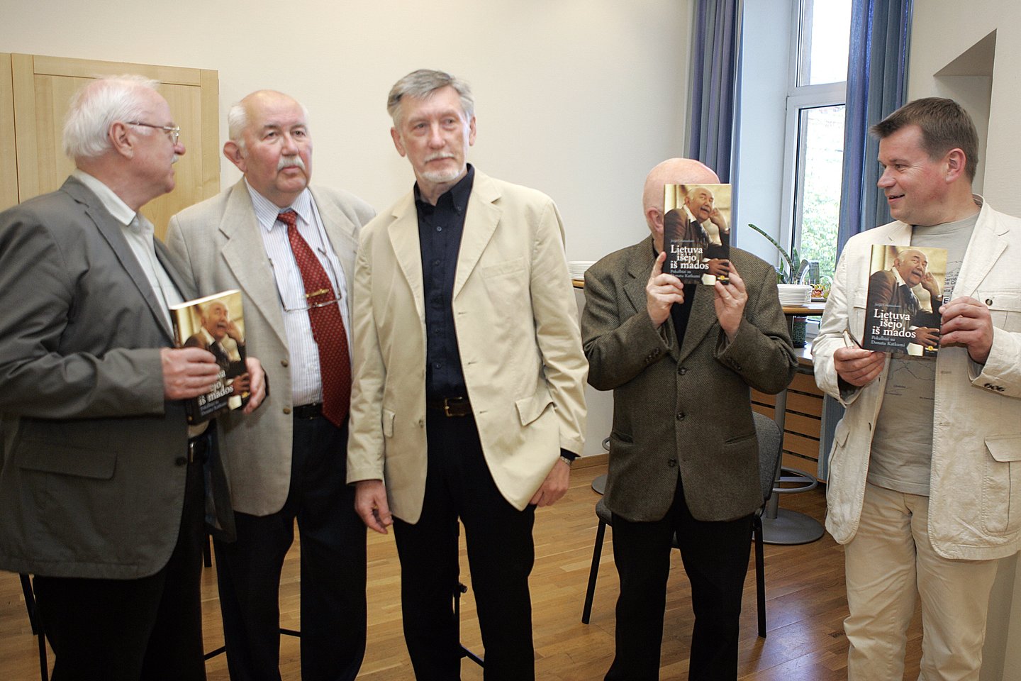 Iš kairės Bronius Kutavičius, Donatas Katkus, Osvaldas Balakauskas ir Petras Vyšniauskas knygaos"Pokalbiai su Donatu Katkumi" pristatyme 2010 m.          <br>V.Balkūno nuotr.