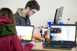 Klinikos skelbimas internete privertė pasijausti nemaloniai – žemino vieną žmonių grupę