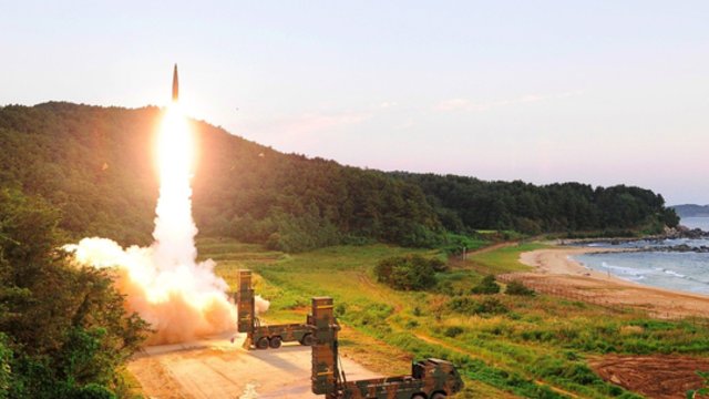 Šiaurės Korėja išbandė priešlėktuvinę raketą: tai naujausias iš virtinės ginklų bandymų pastaruoju metu