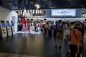 Įdarbinimo įmonės: vis daugiau tautiečių patenkinti atlyginimais Lietuvoje ir nebenori dirbti užsienyje