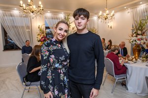 „TV pagalbos“ žvaigždę Gerdą Žemaitę į renginį atlydėjo užaugęs sūnus Markas