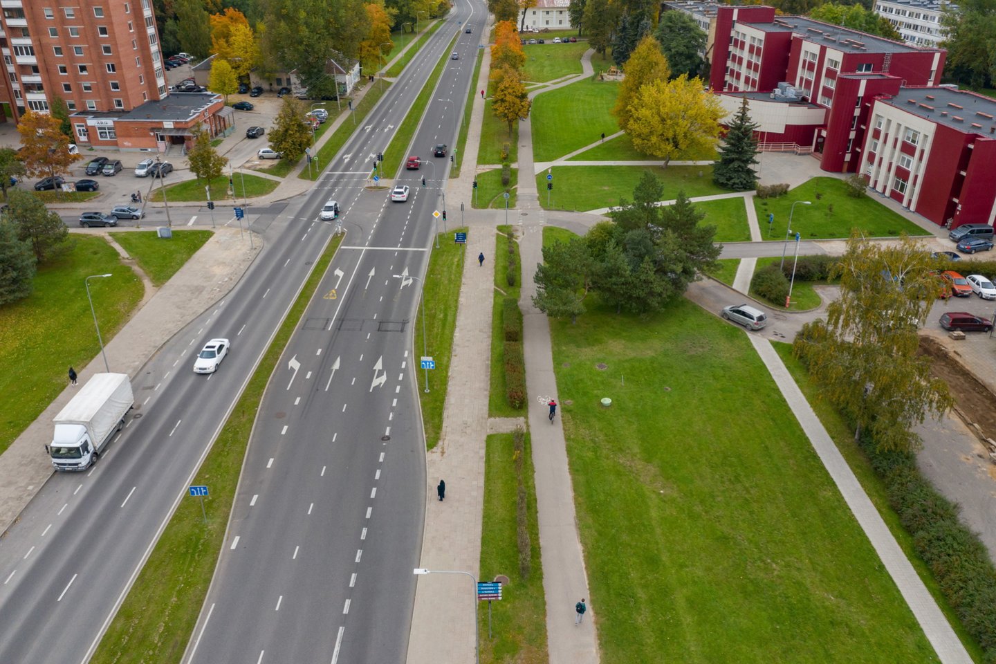 Prie metų pradžioje numatytų nutiesti ir sutvarkyti 26 km pėsčiųjų ir 14 km dviračių takų Vilniuje netrukus prisidės dar 10 papildomų kilometrų.<br>S.Žiūros nuotr.