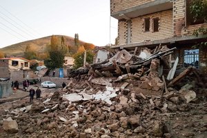 Irane per žemės drebėjimą sužeisti trys žmonės