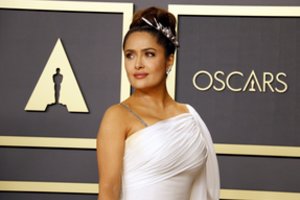 Aktorės Salmos Hayek krūtys auga tiesiog akyse: paaiškino, ar tai gali vykti savaime