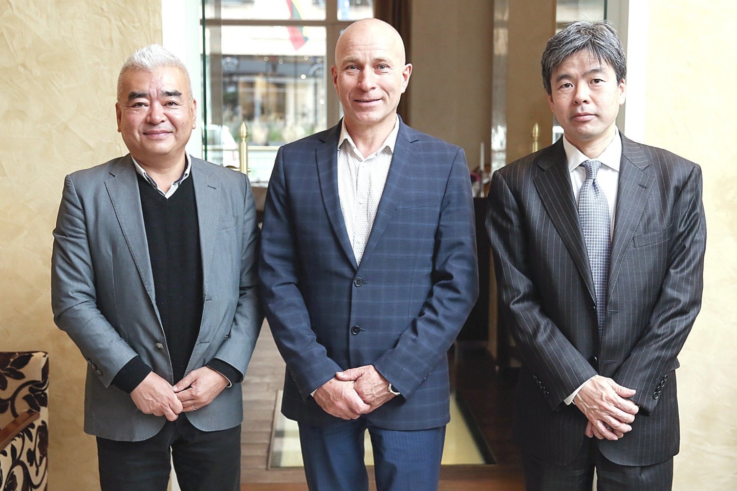 H.Nishi (iš kairės) susitiko su kompanijos partnerės „Vadasigos“ vadovu V.Daukinčiu ir Japonijos ambasados pirmuoju sekretoriumi E.Katsuyama.