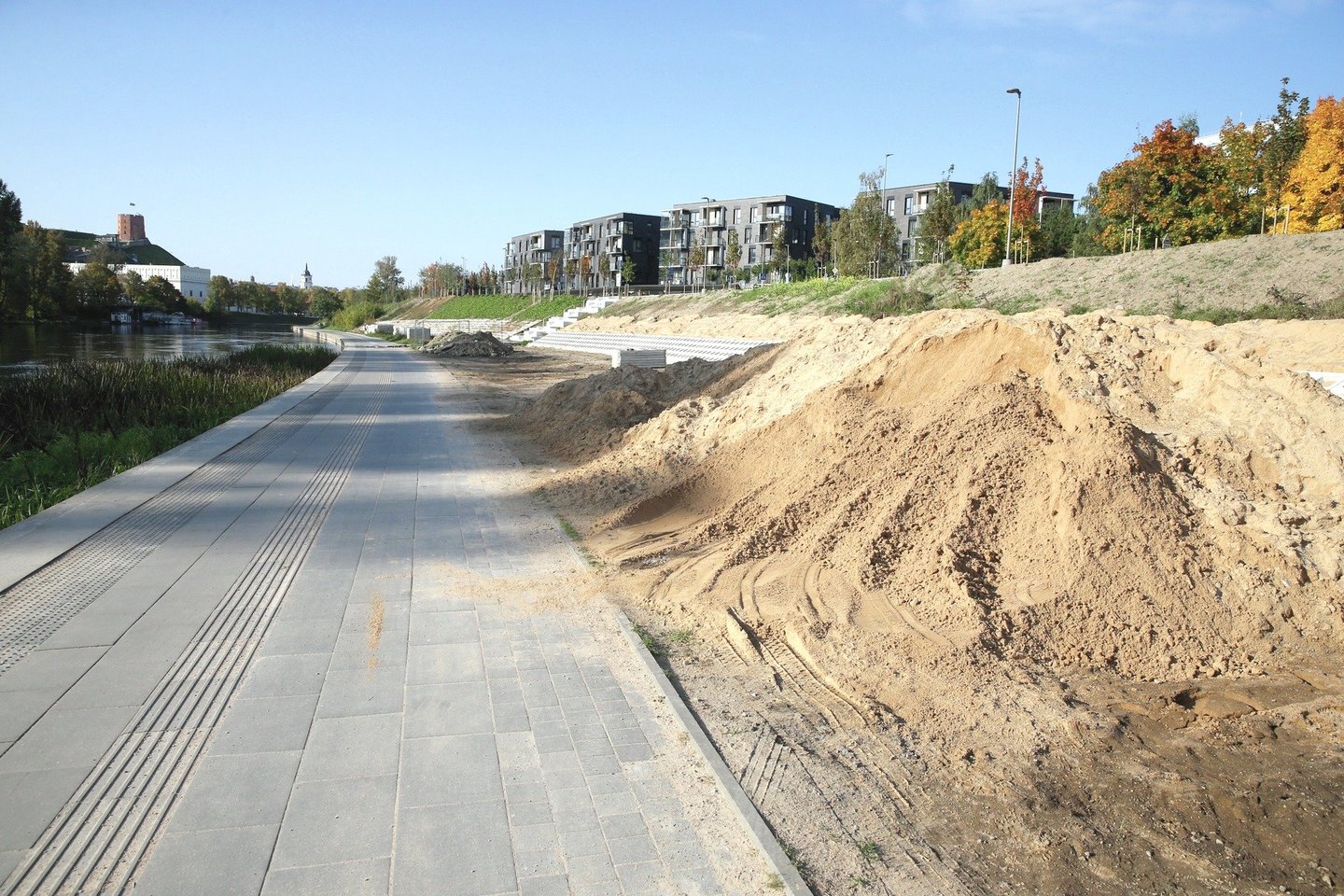 Įmonė nuolat randa pasiteisinimų, kodėl stringa darbai. Tai ilgas lietingas pavasaris, po to labai aukšta temperatūra, vėliau – medžiagų trūkumas.<br>R.Danisevičiaus nuotr.