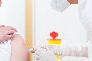 Šveicarija svarsto dovanoti kuponus tiems, kurie įtikins draugus ar kolegas pasiskiepyti nuo COVID-19