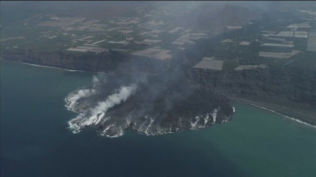 To dar nesatę matę: dronas užfiksavo dėl besiliejančios lavos didėjantį La Palmas pakrantės plotą
