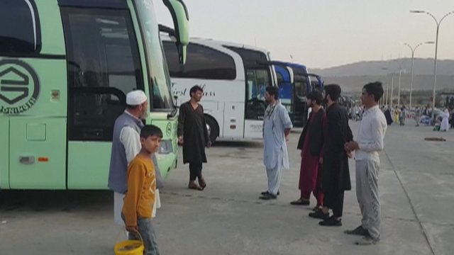 Autobusų terminalas Kabule – perpildytas: iš Afganistano bandančios pabėgti šeimos neviltyje