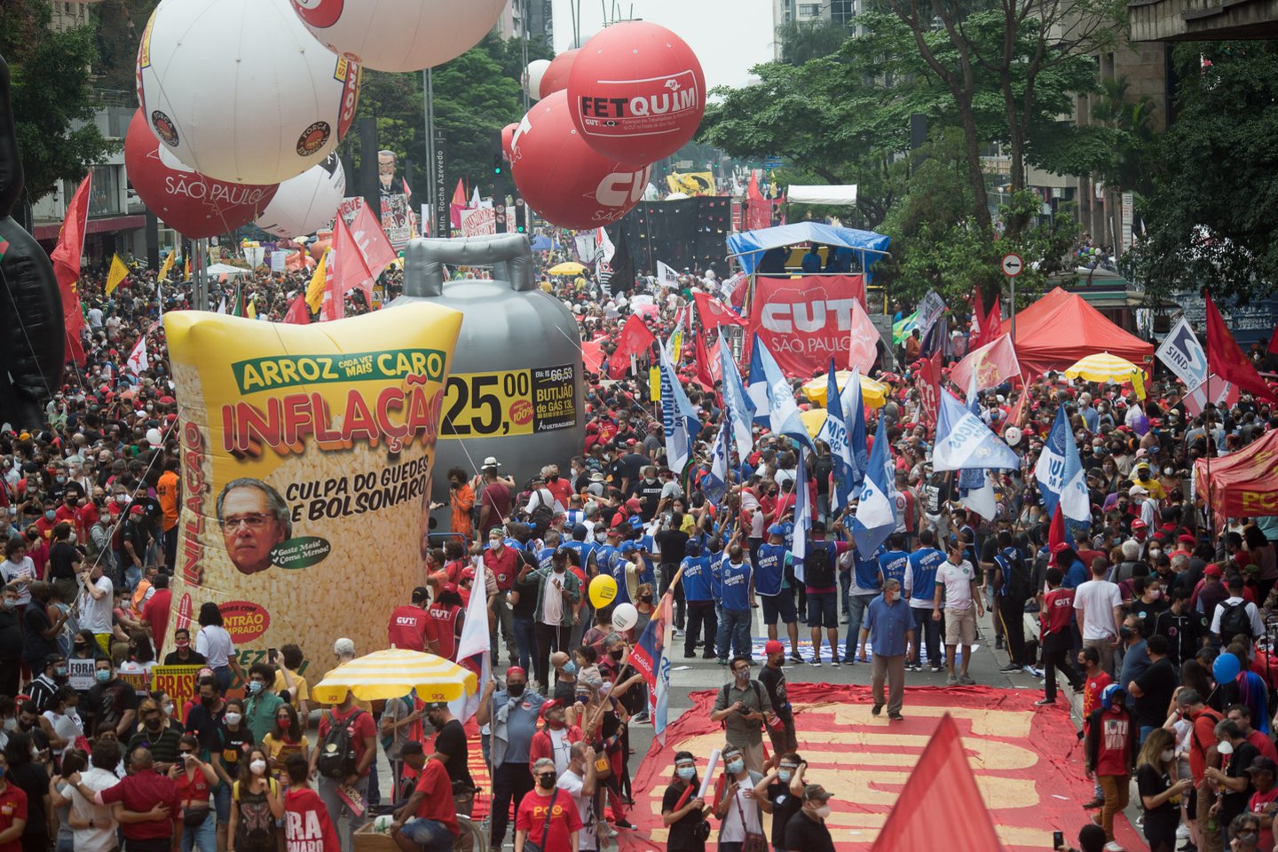 Dešimtys tūkstančių brazilų šeštadienį visoje šalyje išėjo į gatves, vėl reikalaudami nušalinti nepopuliarų prezidentą Jairą Bolsonaro.<br>ZUMA Press/Scanpix nuotr.
