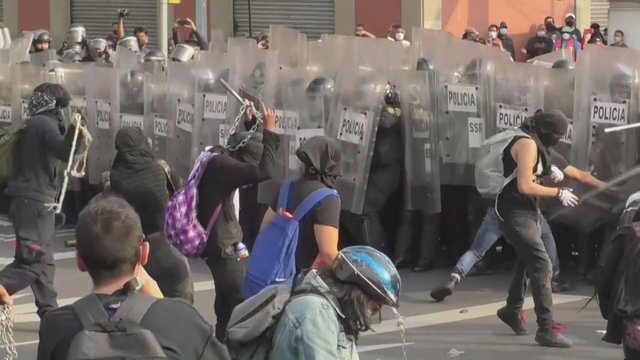 Tūkstančiai demonstrantų Meksike susirinko paminėti studentų žudynių metines: neapsieita be smurto
