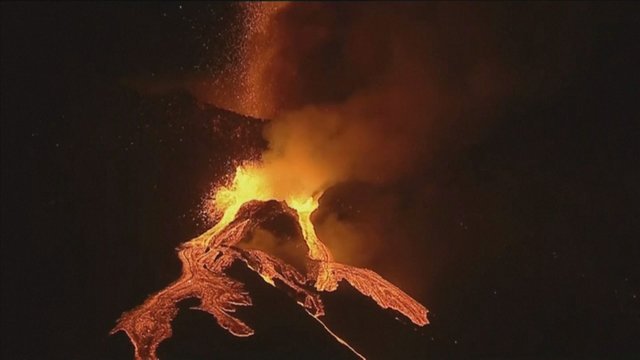 Užfiksavo lava besispjaudantį Kanarų ugnikalnį: valdžia patarė gyventojams riboti laiką lauke