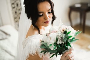 Dovanų vokelius pravėrusi nuotaka nustėro: „Nesitikėjom, kad svečiai tiek įdės“