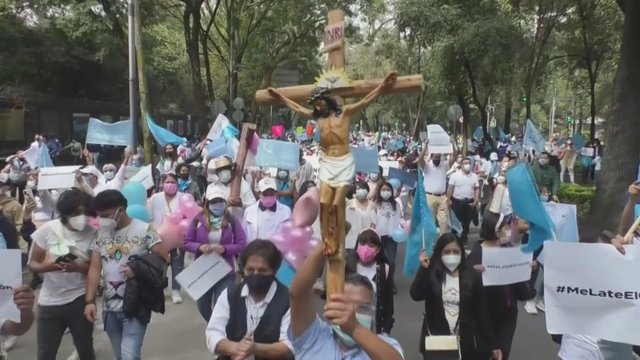 Meksikos teismas pasmerkė bausmes už abortus: religinės grupės sukilo protestuoti
