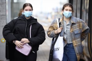 Naujas tyrimas parodė, kokia tikimybė, kad pasiskiepijęs ir susirgęs koronavirusu užkrės kitą žmogų