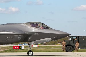 NATO naikintuvai du kartus kilo lydėti Rusijos karinių orlaivių