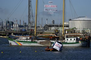„Greenpeace“ laivai blokavo „Shell“ gamyklą Nyderlanduose