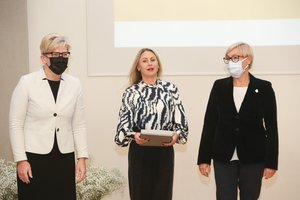 Geriausius šalies sportininkus sveikinusi premjerė I. Šimonytė pasigyrė: „Patreniravau raumenį“