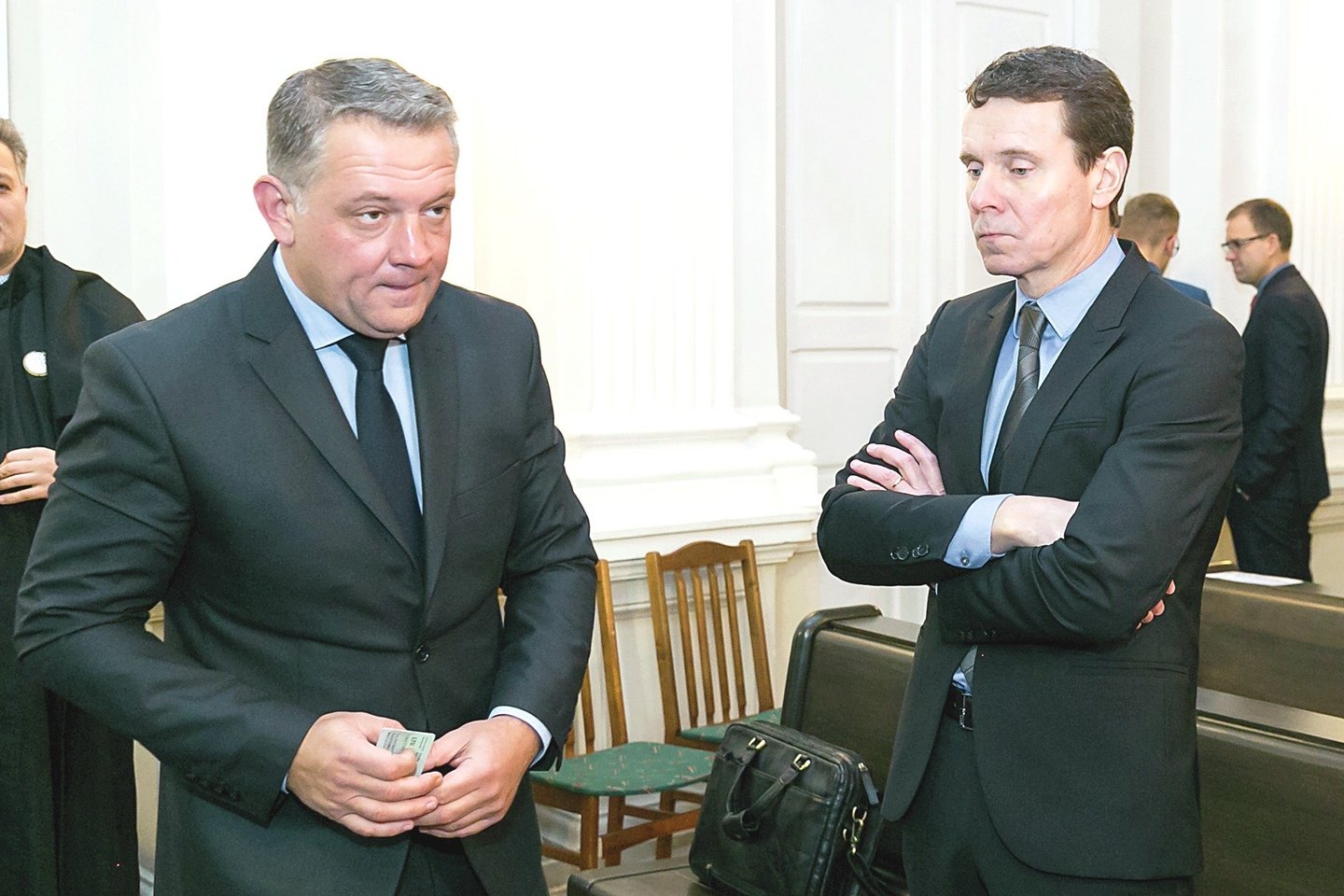 Politinės korupcijos byloje teisiami E.Masiulis (kairėje) ir R.Kurlianskis skirtingai sureagavo, kad atrodo panašūs į gėjus.