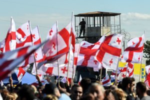 Gruzijoje tūkstančiai žmonių reikalauja įkalinto eksprezidento paleidimo