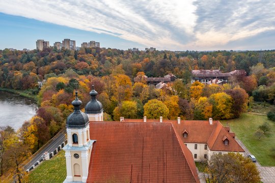Orų prognozė: mėgautis maloniais rudeniškais orais trukdys stiprūs pietryčių vėjo gūsiai