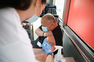 Vyriausybė svarstys siūlymą privalomai skiepyti tam tikrų sričių darbuotojus