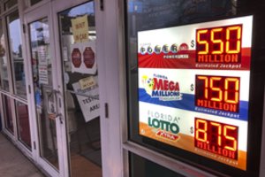 JAV laimėtas loterijos „Powerball“ „aukso puodas“ – beveik 700 mln. dolerių