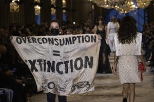 Paryžiuje klimato aktyvistai sutrikdė „Louis Vuitton“ kolekcijos pristatymą