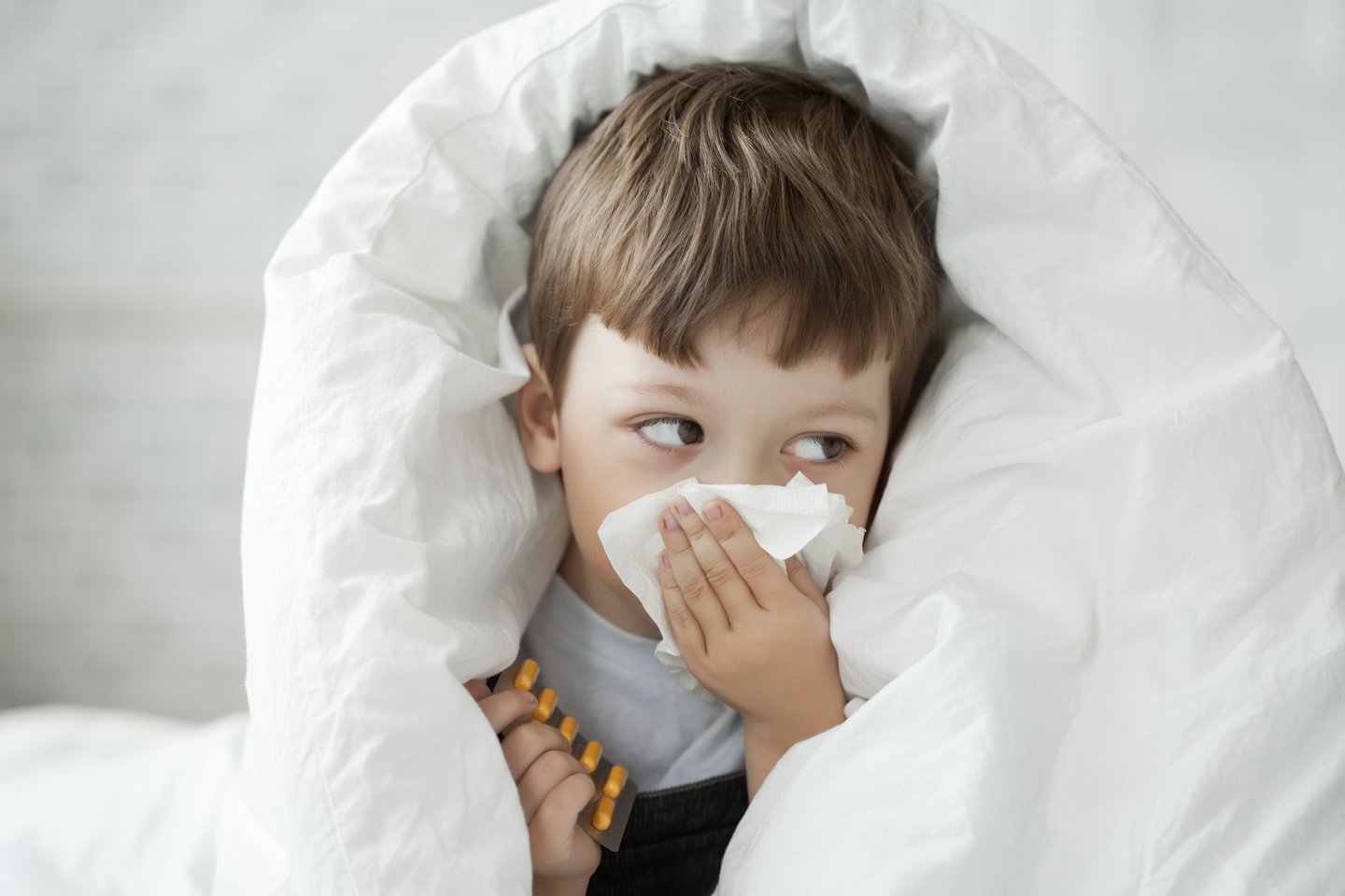 Pastebėjus pirmuosius peršalimo simptomus, būtina reaguoti greitai, todėl namuose svarbu turėti kelias pagrindines priemones, kurios padės sustabdyti ligą ir vaikui pasijusti geriau.<br>123rf nuotr.