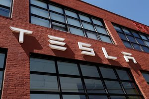 „Tesla“ turės sumokėti 137 mln. dolerių darbuotojui, patyrusiam rasistinį smurtą