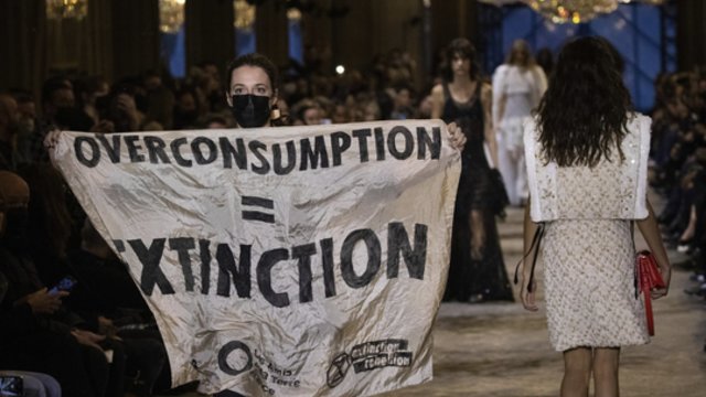 Paryžiuje klimato aktyvistai sutrikdė „Louis Vuitton“ kolekcijos pristatymą