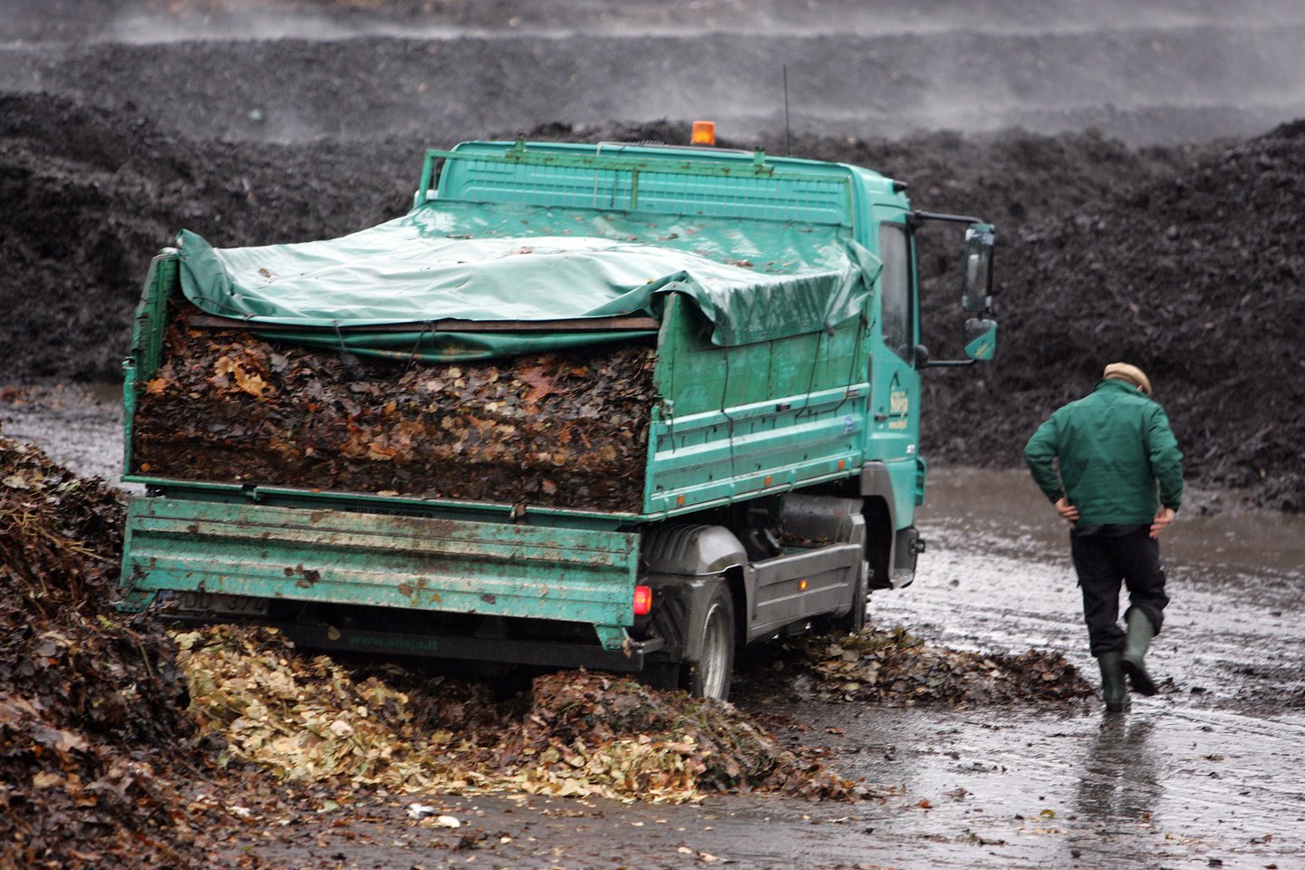 Kompostavimas yra vienas efektyviausių atliekų tvarkymo būdų, užtikrinantis žiedinės ekonomikos principų įgyvendinimą. <br>V.Balkūno nuotr.