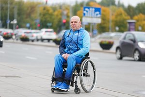 Lyg perkūnas iš giedro dangaus: po maudynių duše vilnietis atsidūrė neįgaliojo vežimėlyje